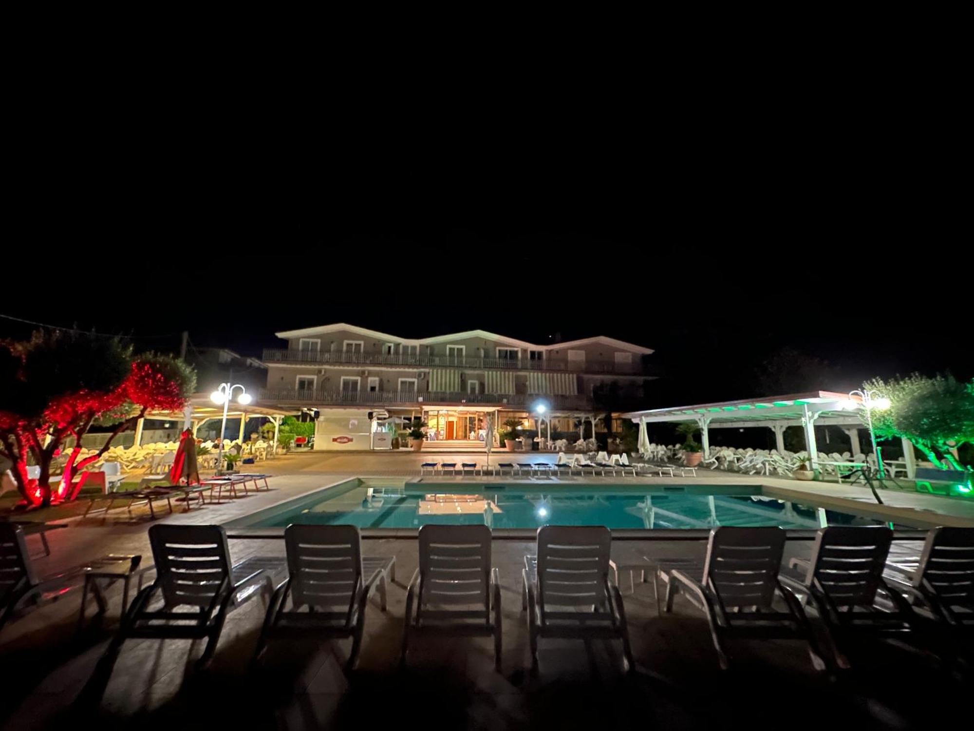 Hotel Ristorante Paradiso Albanella 外观 照片
