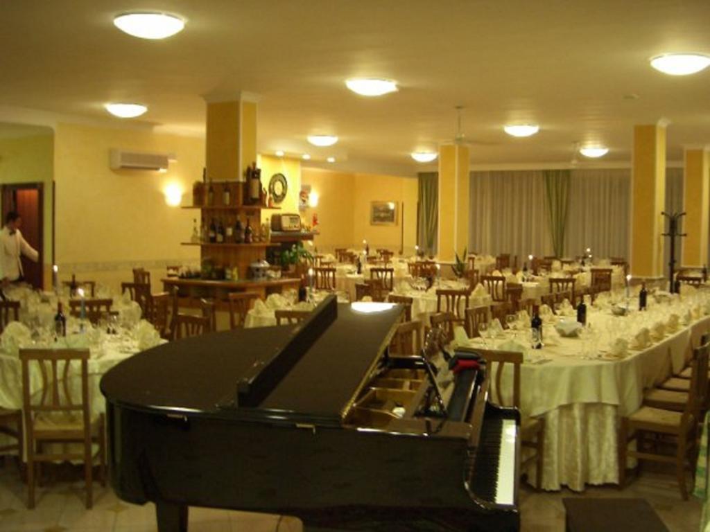 Hotel Ristorante Paradiso Albanella 外观 照片